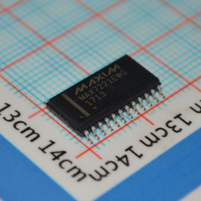 MAX7221EWG+T SPIインターフェース付き8桁LEDディスプレイドライバ、10MHzシリアルデータレート、2.7V～5.5V動作、個別LED制御、24ピンWide SOICパッケージ