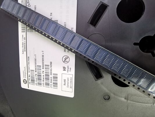 MAX3232ESE+T 3.0V から 5.5V RS-232 トランシーバー 2 ドライバー/2 受信機 ±15kV ESD 保護 低電源 250kbps 電池駆動および産業用システム用データレート