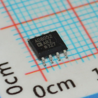 AD8052AR: 300MHz デュアルオプアンプ, 140V/μs スリューレート, 4.5nV/√Hz 騒音, ±5Vから±15V供給,SOIC-8, -40°Cから+85°C