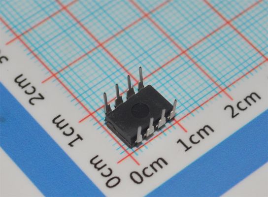 LP2951CN 5V/ADJ 150mA LDO Regulator 3V-30V Input ±0.5% Accuracy TO-220/DIP-8 -40°C to +125°C Low Quiescent Current