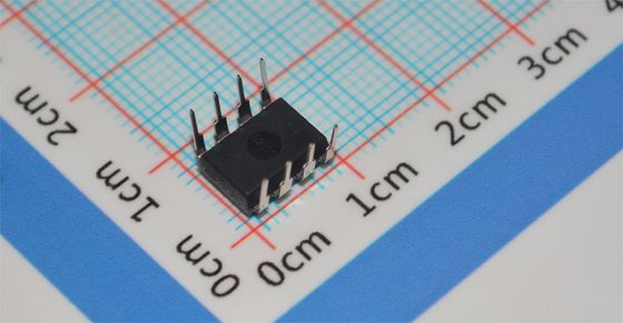 TLC549CP 8ビットADC 40ksps 4MHzクロック シングル電源 3-6V DIP-8 ±0.5LSB INL 低消費電力 <15mW -40°C～+85°C
