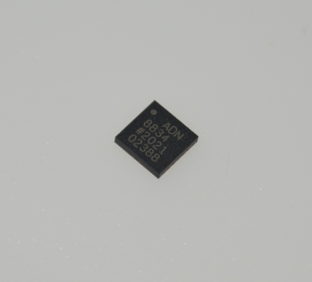 ADN8834ACPZ-R7 3A TECコントローラ ±2.5°C 安定性 2.7-5.5V 供給 I2C インターフェース LFCSP-32 -40°C から +85°C