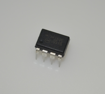 MC34152PG デュアルMOSFETドライバー 1.5A ピーク電流 12V-18V 供給 50ns 上昇/低下 DIP-8 -40°C から +85°C