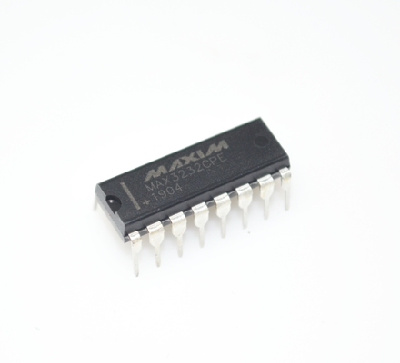 MAX3232CPE RS-232 トランシーバー ±15kV ESD 保護 3.0-5.5V 広電圧 1μA 低電源 250kbps データレート 2 ドライバー/2 リシーバー DIP-16 パッケージ 産業通信用