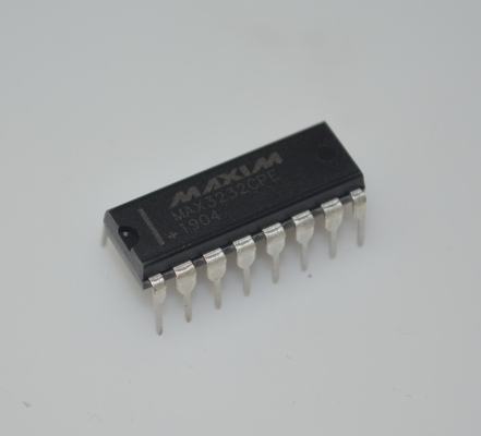 MAX3232CPE RS-232 トランシーバー ±15kV ESD 保護 3.0-5.5V 広電圧 1μA 低電源 250kbps データレート 2 ドライバー/2 リシーバー DIP-16 パッケージ 産業通信用