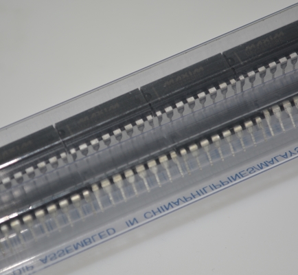 MAX3232CPE RS-232 トランシーバー ±15kV ESD 保護 3.0-5.5V 広電圧 1μA 低電源 250kbps データレート 2 ドライバー/2 リシーバー DIP-16 パッケージ 産業通信用