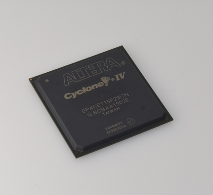 EP4CE115F29I7NサイクロンIV FPGA 114K LEs 3.9Mbit RAM 266MHz スピード 1.2V コア電圧 622 I/O ピン PCIe サポート インダストリアルテンプ (-40°C~100°C) RoHS コンパイル 780-Pin FBGA パッケージ