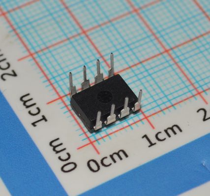 AD820AN オペアンプ 5MHz BW 16V/µs スルーレート シングル/デュアル電源 低 1.8mA 電流 レール・トゥ・レール出力 -40°C～125°C 8ピンDIP/SOIC 産業グレード