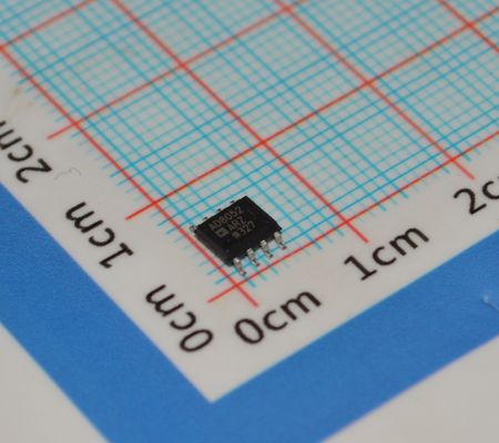 AD8052AR 高速300MHz オプアンプ 低ノイズ 4.5nV/√Hz 5V 動作 鉄道から鉄道への出力 低歪みと 160mA ビデオ/ADC バッファの出力ドライブ