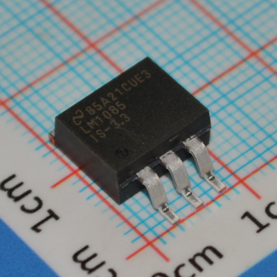 LM1085ISX-3.3 3.3V 固定 3A出力 低脱出 (1.5V) 熱電流保護 TO-263 パッケージ 4.75V-15V 入力 急速応答 産業温度 (-40°C ~ +125°C)