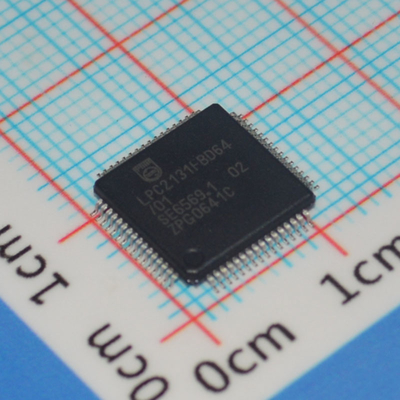 LPC2131FBD64/01,15 ARM7 MCU 32 ビット RISC コア 64KB フラッシュ 16KB RAM 60MHz スピード USB 2.0 2x UART 64-LQFP -40°C から +85°C 工業グレード