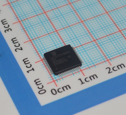 LPC2131FBD64/01,15 ARM7 MCU 32 ビット RISC コア 64KB フラッシュ 16KB RAM 60MHz スピード USB 2.0 2x UART 64-LQFP -40°C から +85°C 工業グレード