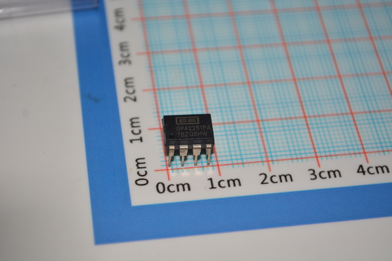 OPA2251PA 10MHz帯域幅の精密デュアルオプアンプ 低 0.5μV/°C 漂流 1.1μVpp 騒音 鉄道対鉄道出力 ±2.25V~±18V 供給と8ピンDIPパッケージ