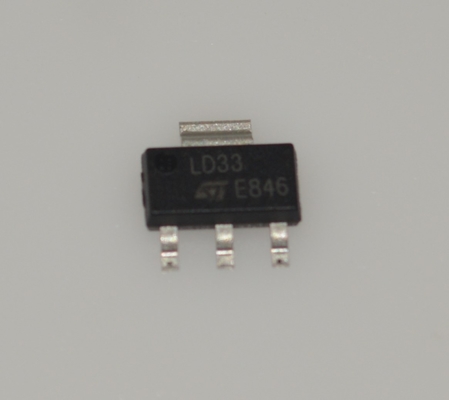 LD1117S33CTR 3.3V LDO電圧レギュレータ、1A出力、低ドロップアウト電圧、高精度、過電流および熱保護、セラミックコンデンサで安定、SOT-223パッケージ