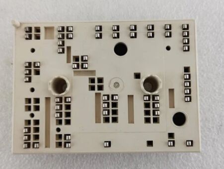 35ACC12F4V1 12V 3.5A 自動車用 PNP トランジスタ 低 VCE (sat) 250mV 高電流増強 SOT-223 パッケージ AEC-Q101 車両の負荷切り替えとモーター制御に適格