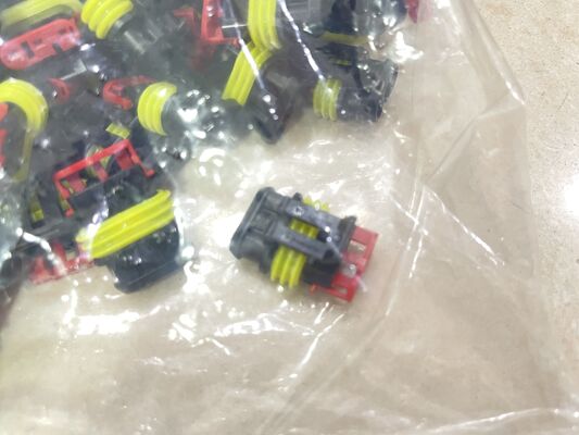 282087-1 4ポジション 2.5mmピッチ ワイヤー対基板レセプタクル クリンプハウジング フリクションロック パネルマウント 極性 UL 94V-0 4.5A 定格 電源分配および産業用