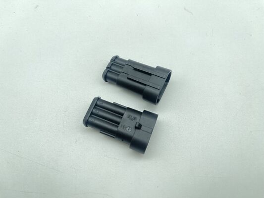 282105-1 3ポジション 5.0mmピッチ ワイヤー対基板ヘッダー 垂直スルーホール シュラウド付き フリクションロック 極性 9A定格 電源および産業用制御用