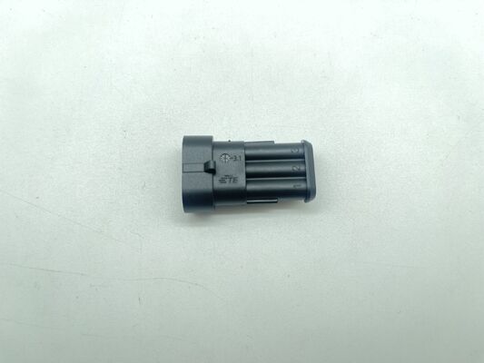 282105-1 3ポジション 5.0mmピッチ ワイヤー対基板ヘッダー 垂直スルーホール シュラウド付き フリクションロック 極性 9A定格 電源および産業用制御用