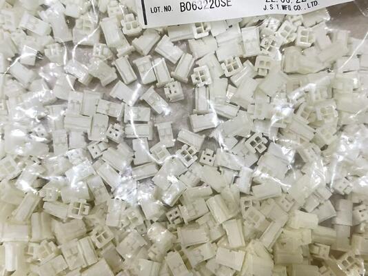 PAP-02V-S 2ピンのコネクタハウジング 安全なロックロック コンパクトサイズ 250V レーティング 耐火ナイロン 66 簡単にクリップ 組み立て ワイヤーからワイヤへの信頼性