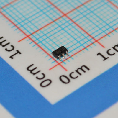 LM3671MF-ADJ 1MHz 調節可能なバック変換器 2.7-5.5V 入力 600mA 出力 SOT-23-5 90% 効率 -40°Cから+85°C