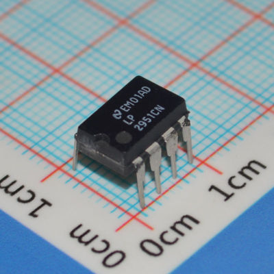 LP2951CN 5V/ADJ 150mA LDO 調節器 3V-30V 入力 ±0.5% 精度 TO-220/DIP-8 -40°C から +125°C 低静電