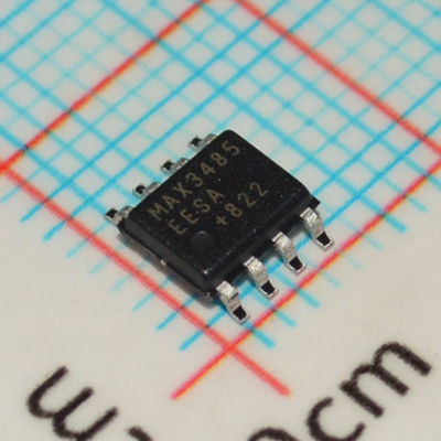 MAX3485EESA 3.3V RS-485/RS-422 トランシーバー 10Mbps 1/8 ユニット負荷 (256 ノード) ±15kV ESD SOIC-8 -40°C～+85°C